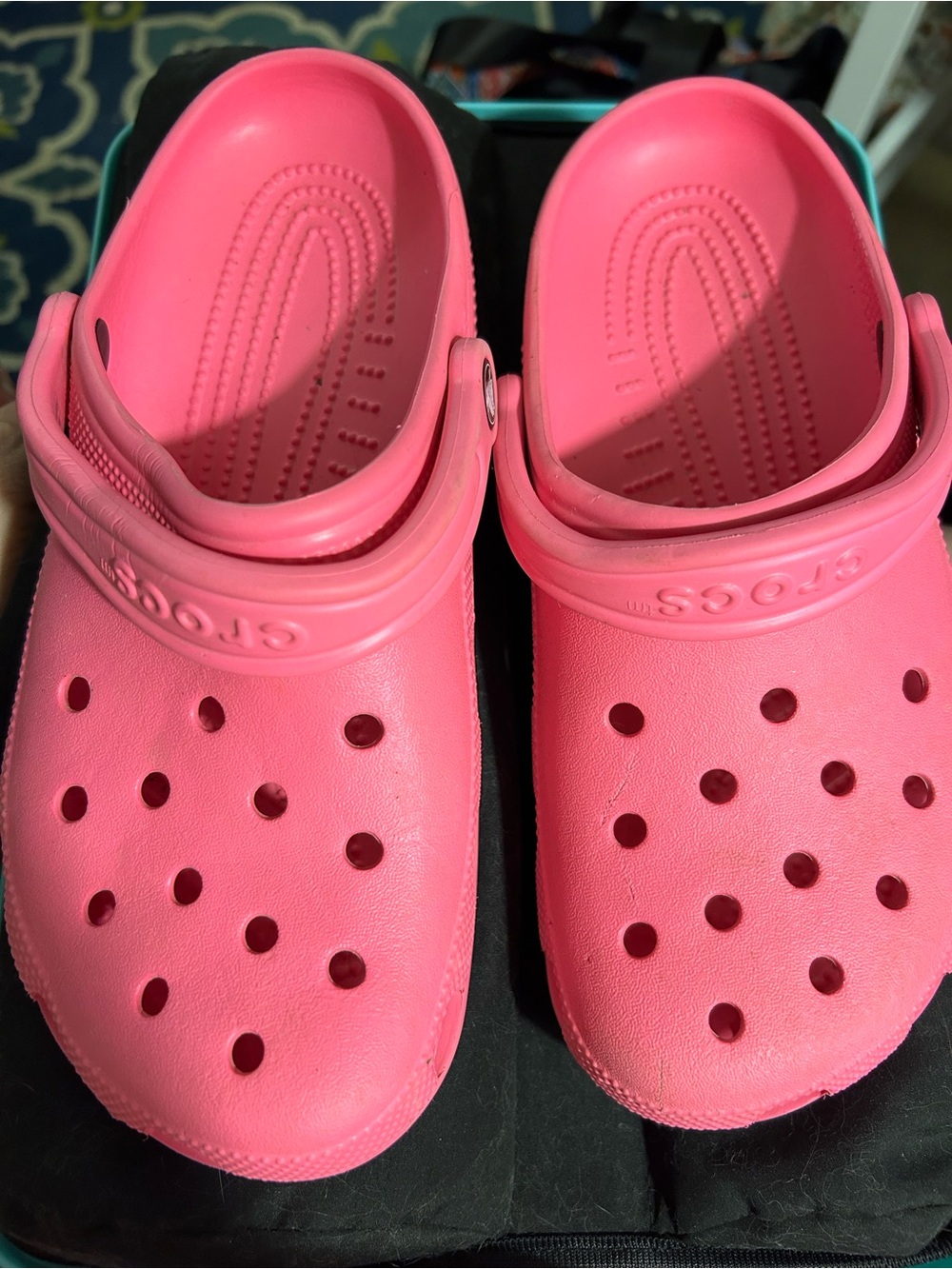 CROCS Classic Clog in Bright Pink